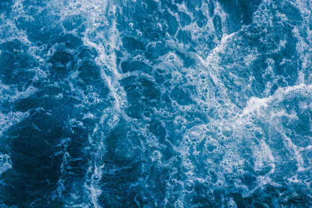 Абстрактные голубые морские волны с белой пеной для фона, натуральные
 - Фото, изображение