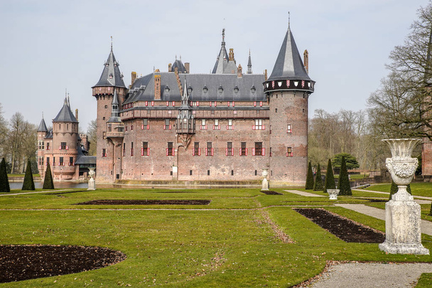 Αρχαίο κάστρο του Μεσαίωνα που βρίσκεται σε ένα πάρκο με πράσινο γκαζόν - Φωτογραφία, εικόνα