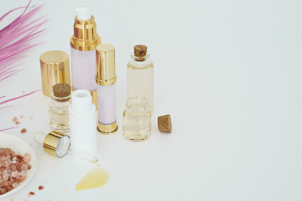 kosmetické péče o pleť Výrobky s růžovou Palmový list na bílém pozadí - Fotografie, Obrázek