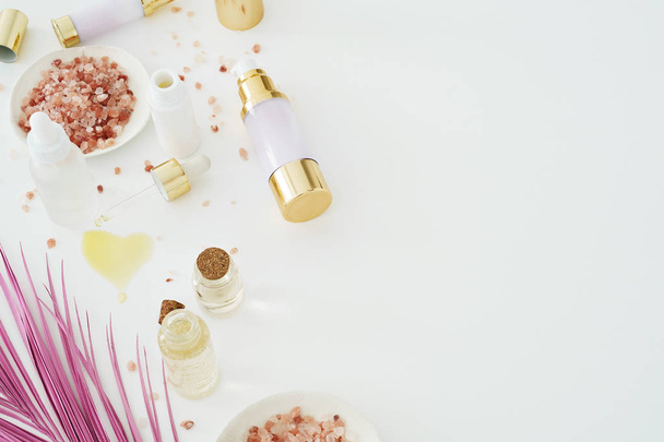 produtos de beleza de cuidados com a pele com folha de palma rosa no fundo branco
 - Foto, Imagem