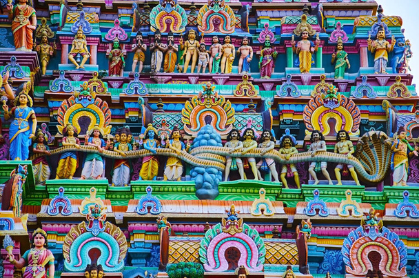 Idoles colorées sur le Gopuram du temple Nataraja, Chidambaram, Tamil Nadu, Inde
.  - Photo, image