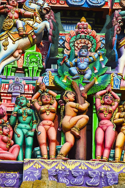 Kleurrijke idols op de Hindoeïstische tempel, Sarangapani tempel, Kumbakonam, Tamil Nadu, India. - Foto, afbeelding