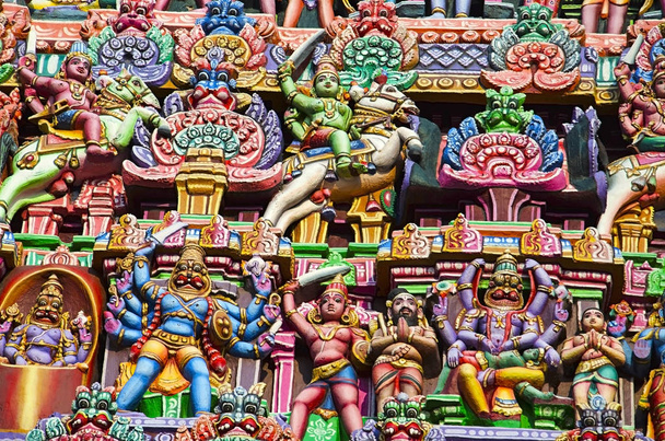 ゴープラム、Sarangapani 寺院、クンバコーナム、タミル ・ ナードゥ州、インドのカラフルな偶像. - 写真・画像