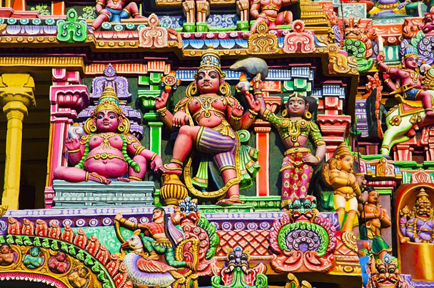 Ídolos coloridos no Gopuram, Templo de Sarangapani, Kumbakonam, Tamil Nadu, Índia
. - Foto, Imagem