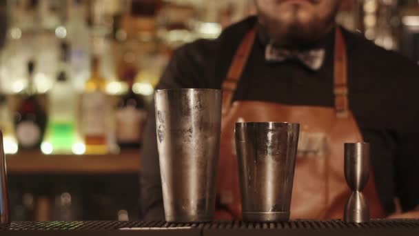 バーカウンターのショットをクローズ アップ カクテル混合の金属のカップがあります。 - 映像、動画
