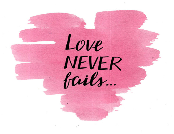 Letras de mão Amor nunca falha, feita em aquarela coração rosa
. - Foto, Imagem
