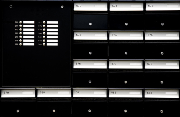 Поштові скриньки з дверними дзвіночками та іменами
 - Фото, зображення