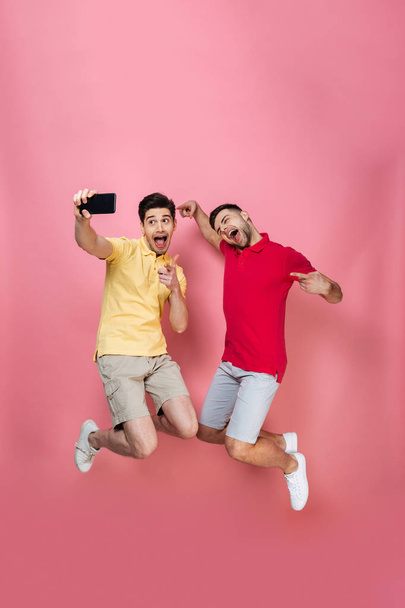 Full length portrait of a cheerful gay male couple - Fotografie, Obrázek