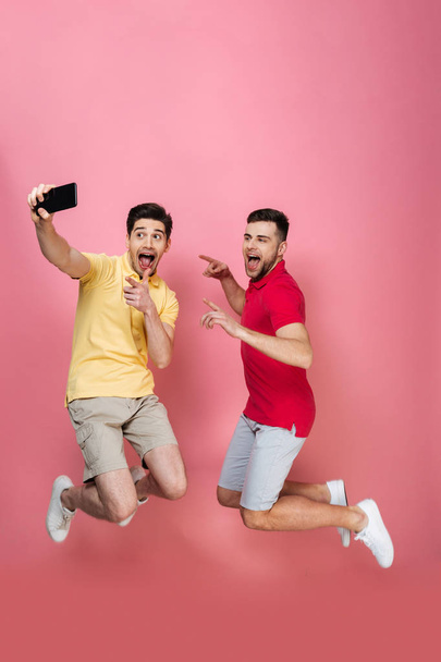 Po celé délce portrét šťastný pár gay mužů - Fotografie, Obrázek