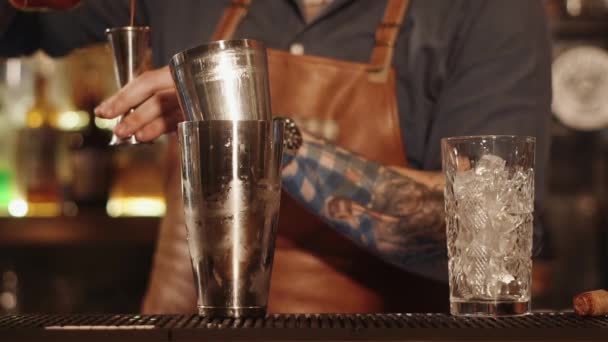 Volwassen man mengen cocktail op het werk - Video