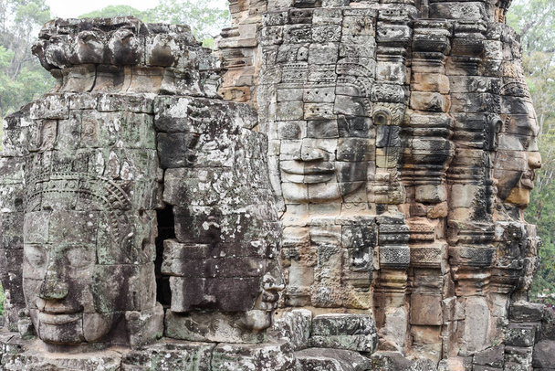 Ściany świątyni Bayon w Angkor Thom o Siemreap, Kambodża. - Zdjęcie, obraz