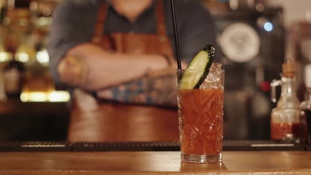 Barkeeper und fertiger Cocktail an der Bar - Filmmaterial, Video