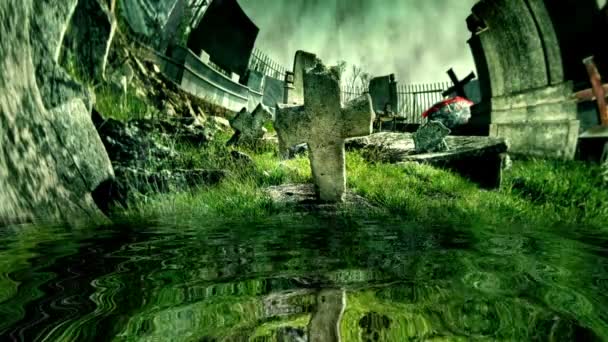 Stone cross op de oude begraafplaats weerspiegeld in water - Video