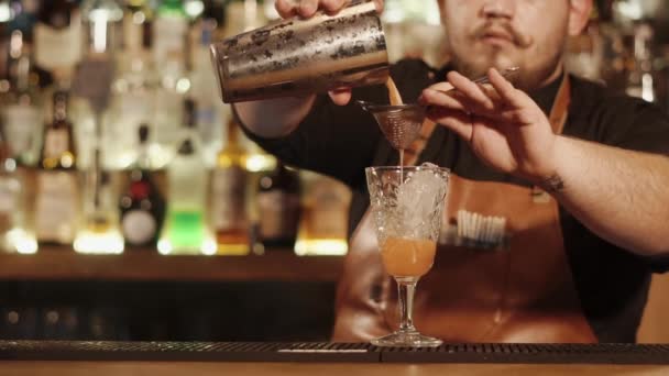 Barman wykańczania alkoholu koktajl - Materiał filmowy, wideo