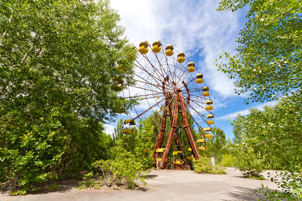 A roda gigante abandonada no parque de diversões em uma cidade morta Pripyat, Ucrânia. Zona de alienação da central nuclear de Chernobil
 - Foto, Imagem