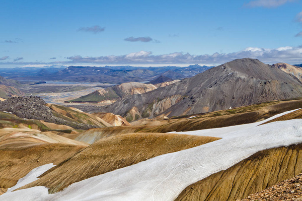 Icelandic mountain landscape. Colorful volcanic mountains in the Landmannalaugar geotermal area. One of the parts of Laugavegur trail - Foto, imagen