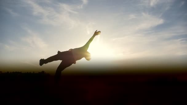 Man flips Parkour tricker jumper voert verbazingwekkend, silhouet - Video