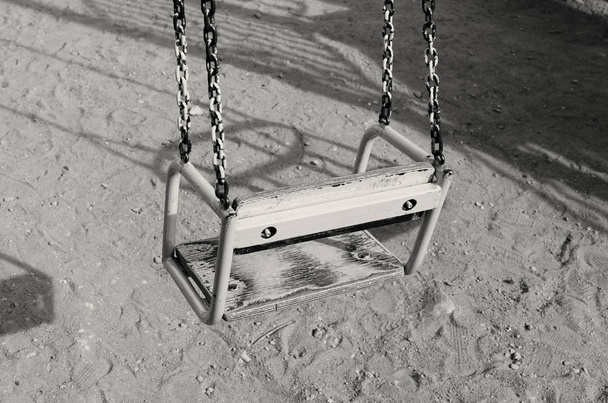 Kinderschaukel auf dem Spielplatz ist leer - Foto, Bild