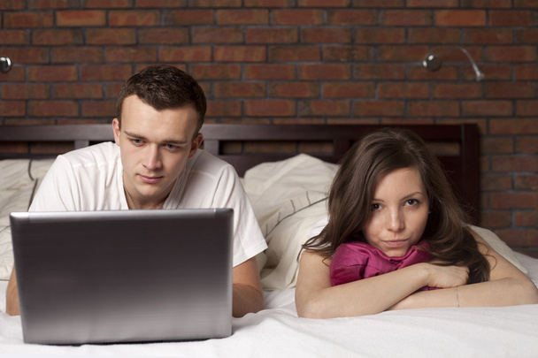 Young couple with laptop. Angry woman - Foto, afbeelding