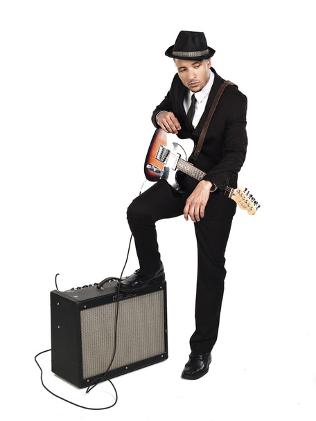 homme d'affaires avec guitare et amplificateur contemplant
 - Photo, image