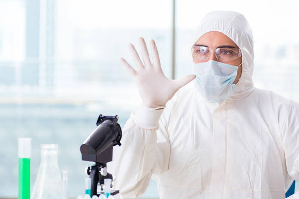 Jovem químico pressionando botões virtuais no laboratório - Foto, Imagem