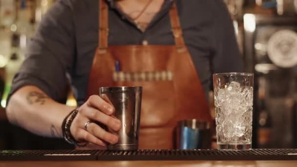 Proces tworzenia koktajl w barze - Materiał filmowy, wideo