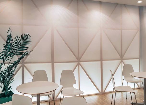 Интерьер современного кафе с белой мебелью
 - Фото, изображение