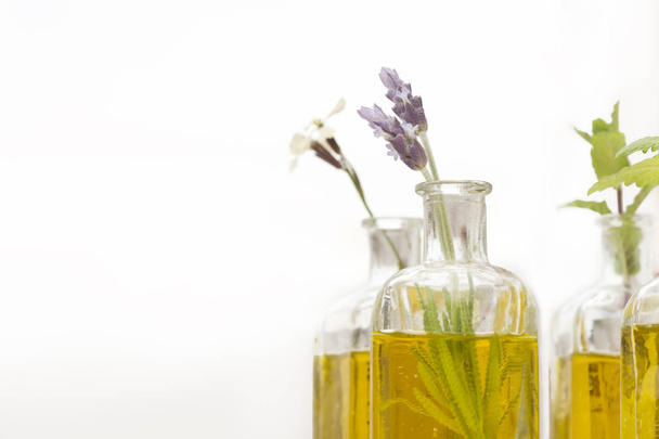 Eteeriset öljyt ja laventelin kukat
 - Valokuva, kuva