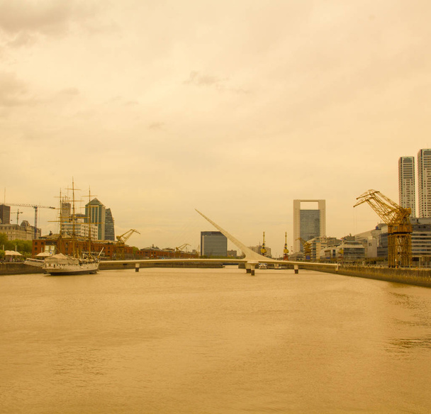 Pohled na Rio de la Plata, s mostem žena, ve Čt - Fotografie, Obrázek