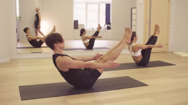 Yoga-Kurs. Leute, die Yoga-Asanas machen - Filmmaterial, Video