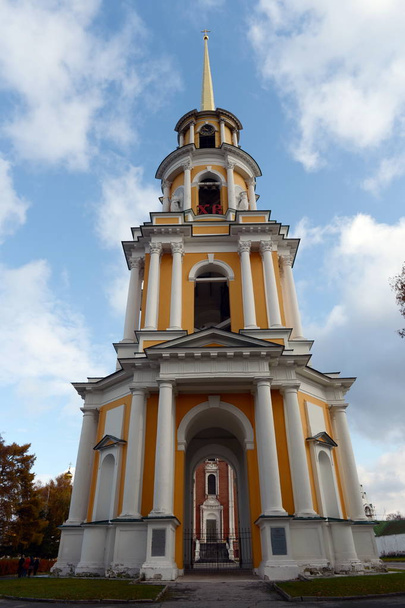  The bell tower of the Ryazan Kremlin in the background of the autumn sky. - Foto, afbeelding
