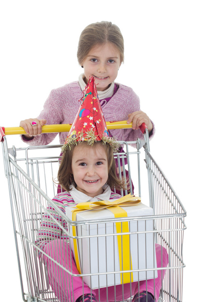 Kaksi pientä tyttöä ostoksilla yhdessä
 - Valokuva, kuva