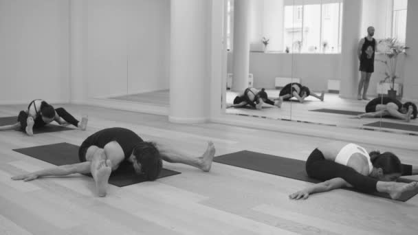 Clase de yoga. Ashtanga yoga. Postura de tortuga
 - Imágenes, Vídeo