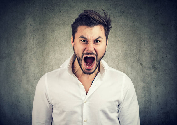 Młody mężczyzna krzyczy w gniew - Zdjęcie, obraz