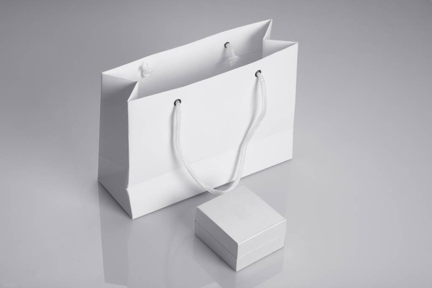 Bolsa de papel blanco y joyero para burlas
 - Foto, imagen