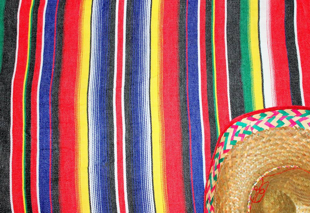 Meksykańska tradycyjny Cinco de Mayo dywan Poncho Fiesta z pasków ręki, Zdjęcie, Fotografia, obraz, obraz, - Zdjęcie, obraz