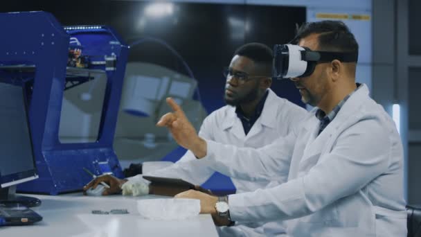 Scienziati che lavorano con la stampa 3d e VR
 - Filmati, video