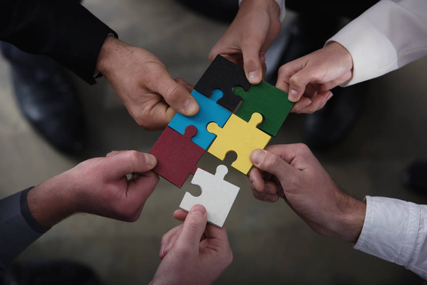 Teamwork der Partner. Konzept der Integration und Inbetriebnahme mit Puzzleteilen - Foto, Bild