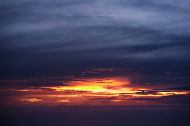 Vue aérienne depuis l'avion des nuages de pluie et du ciel bleu au crépuscule
 - Photo, image