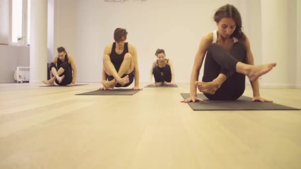 Clase de yoga. Gente practicando yoga. Surya namaskar
 - Metraje, vídeo