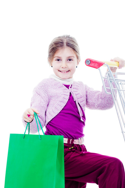 ショッピング カートと色のバッグと一緒に買い物に小さな女の子 - 写真・画像