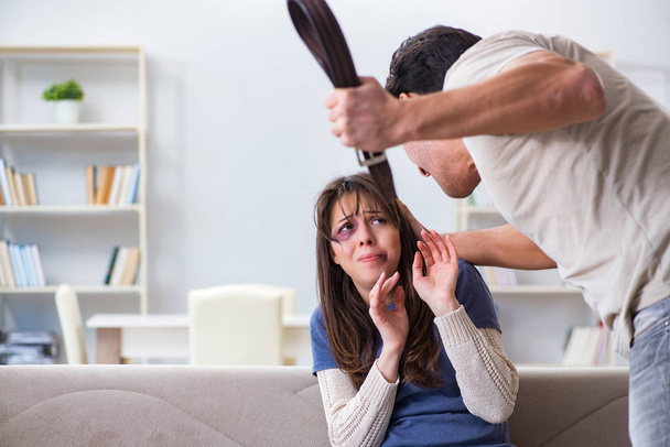 Esposa desesperada con marido agresivo en conc violencia doméstica - Foto, Imagen