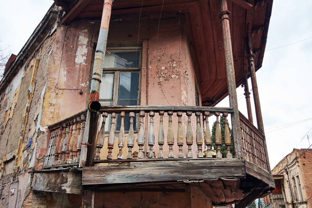  Balcón de madera de edad
 - Foto, Imagen