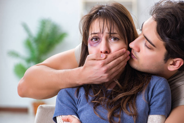 Epätoivoinen vaimo aggressiivinen aviomies perheväkivalta conc - Valokuva, kuva