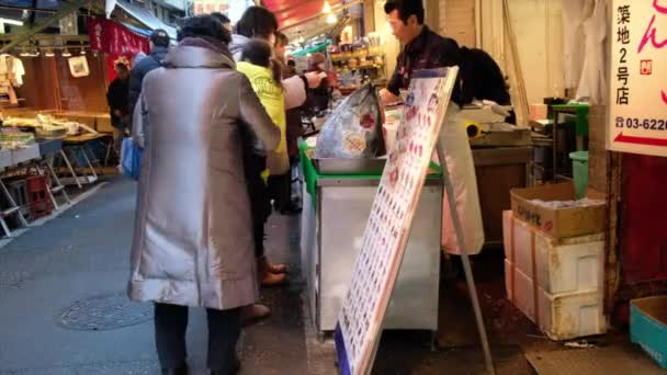 Владелец продуктового ларька развлекает своих клиентов на рынке Цукидзи, Токио, Япония
 - Кадры, видео