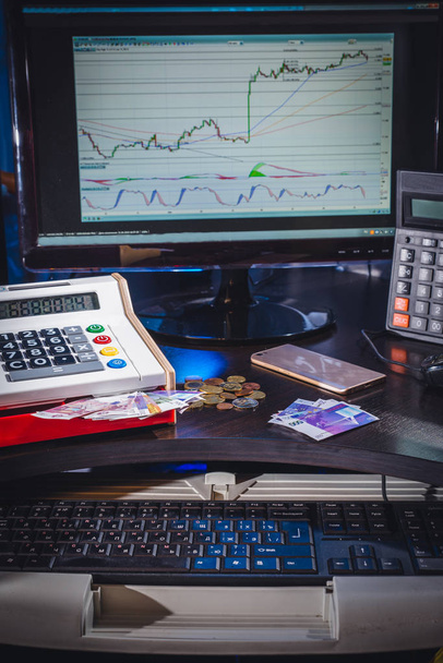 Burzovní obchodník pracoviště s grafy finančních trhů na monitorech počítačů - Fotografie, Obrázek