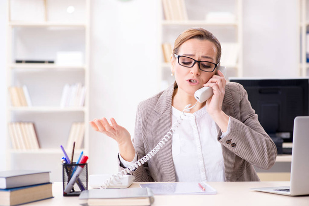 Empleada mujer de negocios hablando por teléfono de la oficina - Foto, Imagen