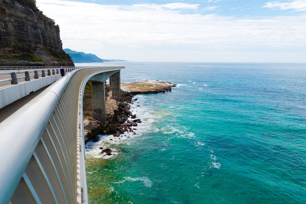 Zobacz ponad 665 metr długie morze klif most, zrównoważony mostu wspornikowego wzdłuż malowniczych dysku Grand Pacific w Coalcliff, Nsw, Australia - Zdjęcie, obraz