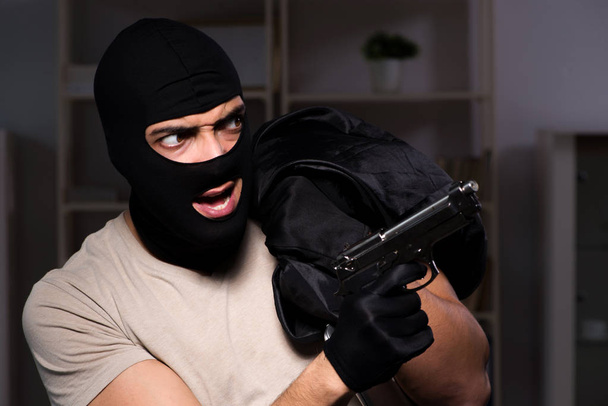 Ladrão usando máscara de balaclava na cena do crime - Foto, Imagem