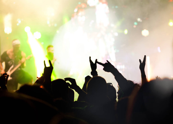 толпа с поднятыми руками на концерте - летний музыкальный фестиваль - Фото, изображение